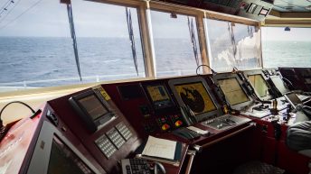 Statek 1 344x193 - W drodze na Antarktydę - Falklandy